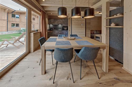 a kitchen and dining room with a wooden table and chairs at Zugspitz Lodge in Ehrwald
