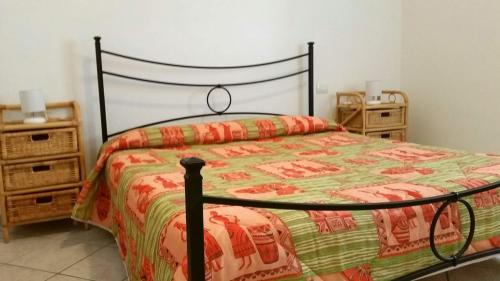 una camera con un letto e due comodini di HouseAncora a Castelsardo