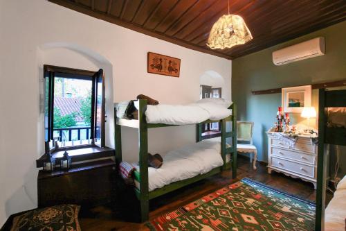 Posteľ alebo postele v izbe v ubytovaní Dandy Villas Amfiklia - Pasithea - Stunning View - Fireplace - Parking