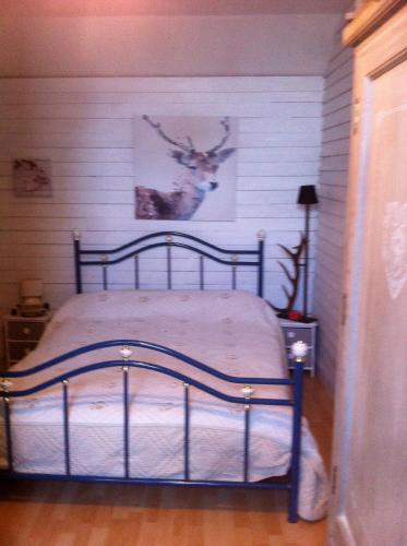 une chambre avec un lit dans une pièce dans l'établissement Ferme de Montigny (Chambres), à Asnières-en-Bessin