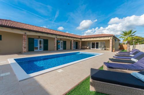 a swimming pool in the backyard of a house at Villa Idassa in Bri&scaron;evo