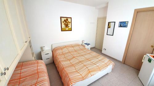 sypialnia z 2 łóżkami i schodami w obiekcie La Mandronia B&B w mieście Alghero