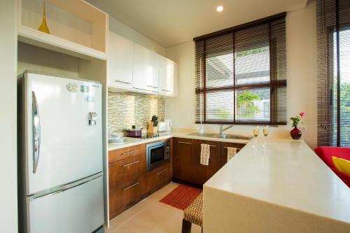 Η κουζίνα ή μικρή κουζίνα στο Ocean views Kata gardens penthouse 6C near Kata Noi Beach