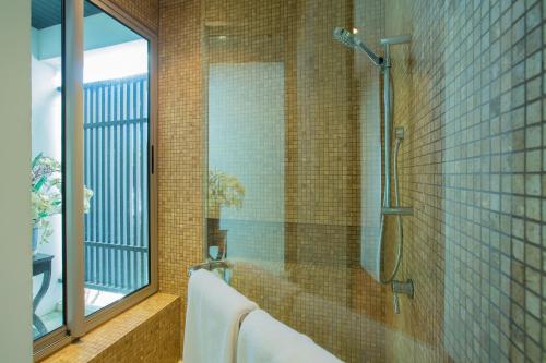 e bagno con doccia e vasca. di Ocean views Kata gardens penthouse 6C a Kata Beach
