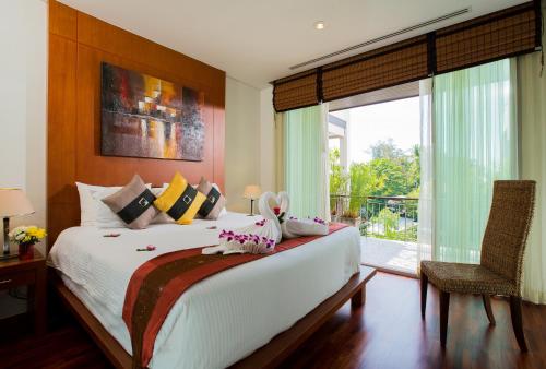 Кровать или кровати в номере Ocean views Kata gardens penthouse 6C