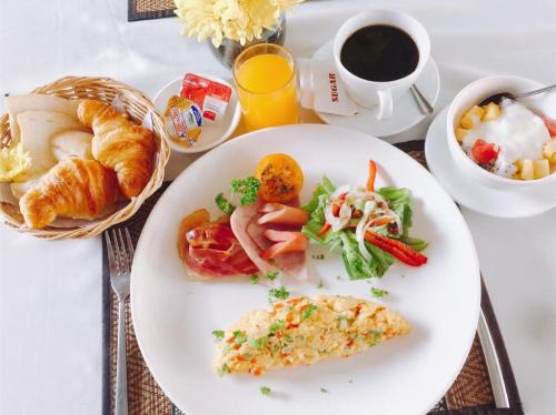 暹粒Residence Indochine Suite的一盘早餐食品和一杯咖啡