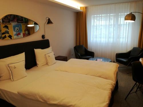
Een bed of bedden in een kamer bij Hotel Empire
