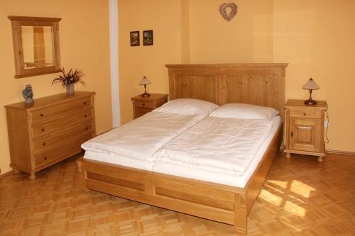 Postel nebo postele na pokoji v ubytování Zámek Libouň