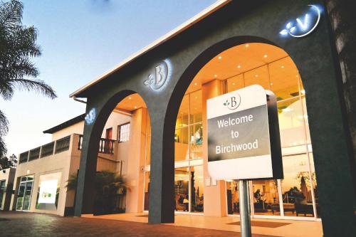 un panneau de bienvenue devant un bâtiment dans l'établissement Birchwood Hotel and OR Tambo Conference Centre, à Boksburg