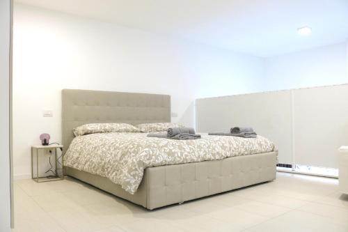 ein Schlafzimmer mit einem großen Bett in einem weißen Zimmer in der Unterkunft Via Magolfa - Heart of Canals in Mailand