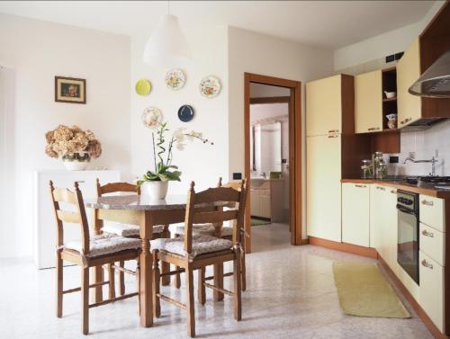 kuchnia i jadalnia ze stołem i krzesłami w obiekcie Casa con vista Forte - tra lago e monti w mieście Rivoli Veronese