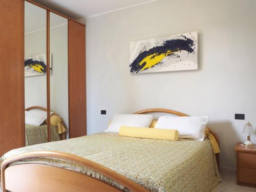 sypialnia z łóżkiem i lustrem w obiekcie Casa con vista Forte - tra lago e monti w mieście Rivoli Veronese