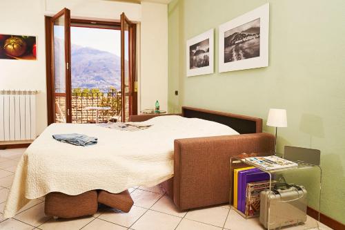een slaapkamer met een bed en een raam met uitzicht bij Le Quattro Stagioni Lakeview in Acquaseria