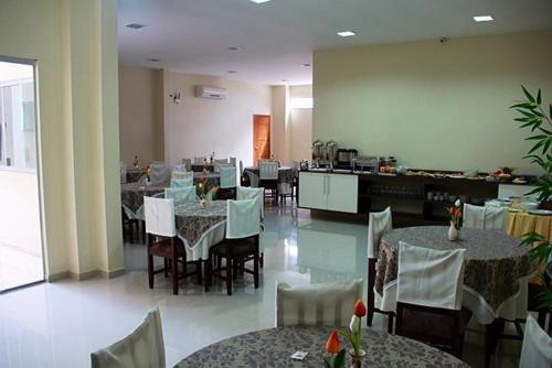 a dining room with tables and chairs in a restaurant at Palace Hotel in Altamira