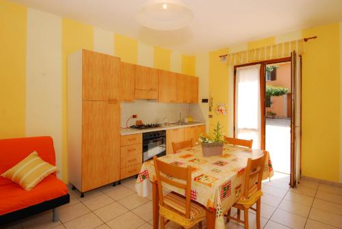 a kitchen with a table and a dining room at Casa Fiorelli in Passaggio Di Assisi