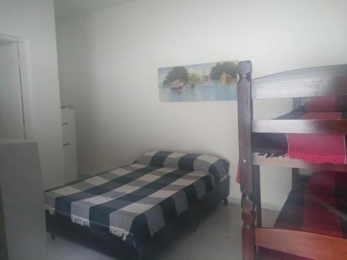 Cama ou camas em um quarto em Guaraú Praia Suítes