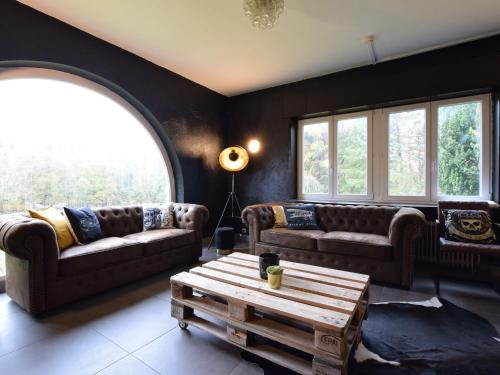 Sala de estar con 2 sofás y mesa de centro en Spacious holiday home near Baraque de Fraiture, en Vielsalm