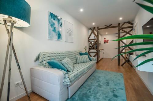 - un salon avec un canapé blanc et un tapis bleu dans l'établissement Beautiful Downtown Apartment, à Lisbonne