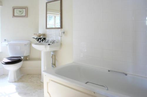 A bathroom at New Inn Hotel 