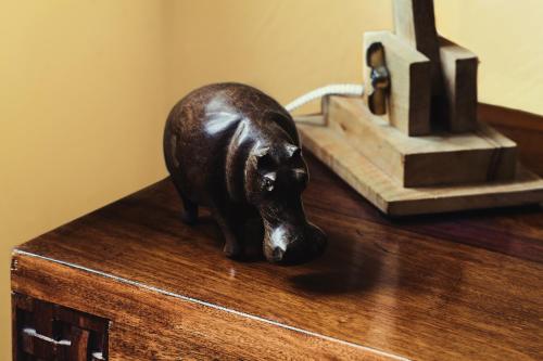 eine Statue eines Bären auf einem Holztisch in der Unterkunft Bed & Breakfast Sahara in Lüneburg