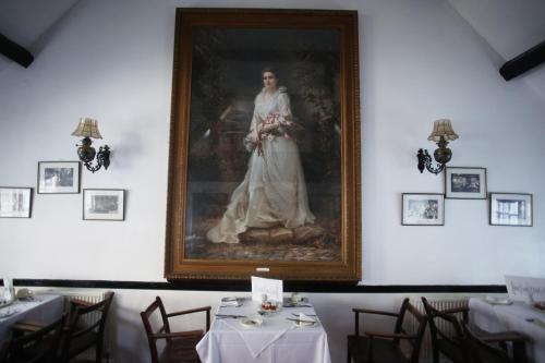 A restaurant or other place to eat at New Inn Hotel 