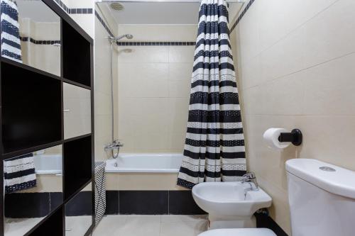 Phòng tắm tại Puerta San FELIX free parking by Cadiz4Rentals