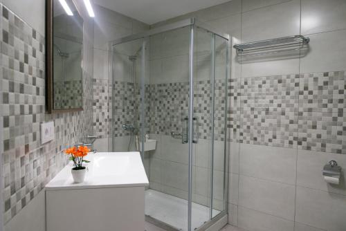 Ένα μπάνιο στο Apartamentos La Encarnación I