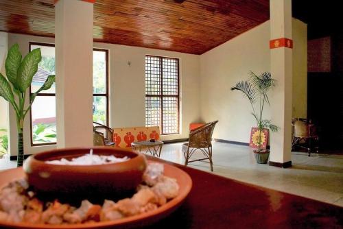 un plato de comida en una mesa en la sala de estar en Secret Escape Nilaveli Ayurveda Hotel & Spa, en Nilaveli