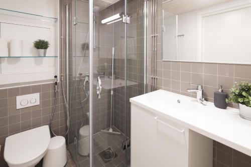 Kylpyhuone majoituspaikassa Spot Apartments Tikkurila