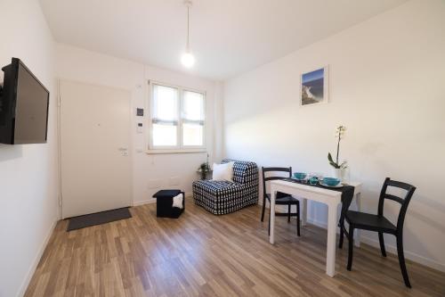 - un petit salon avec une table et des chaises dans l'établissement ASPIO RESIDENCE, à Camerano