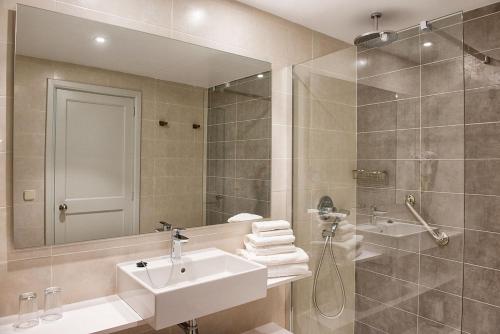 La salle de bains est pourvue d'un lavabo, d'une douche et d'un miroir. dans l'établissement Hotel La Santa Maria, à Cala Millor