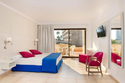 a hotel room with a bed and a balcony at Hotel La Santa Maria in Cala Millor