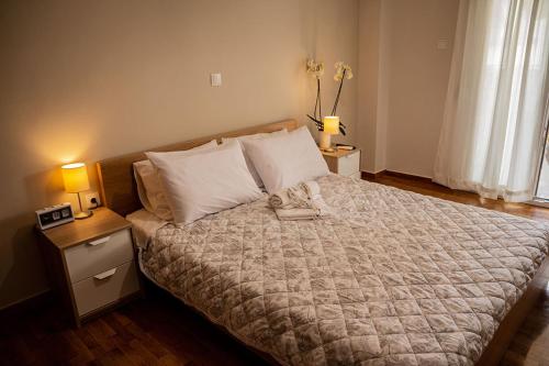 A bed or beds in a room at Your apartment in Athens (Next to Metro & Acropolis)
