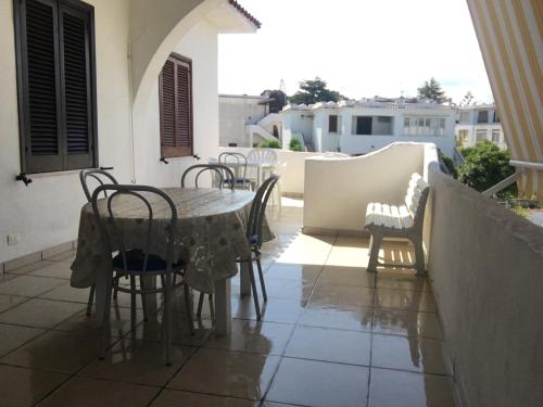羅迪－加爾加尼科的住宿－Casa vacanza lido del sole，房屋阳台的桌椅