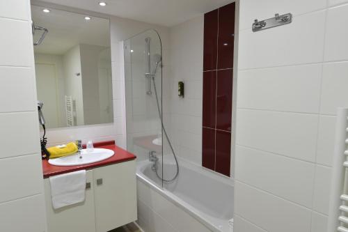 Bilik mandi di Appart-Hôtel Mer & Golf City Bordeaux Bassins à flot