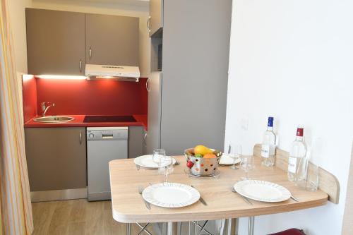 Dapur atau dapur kecil di Appart-Hôtel Mer & Golf City Bordeaux Bassins à flot