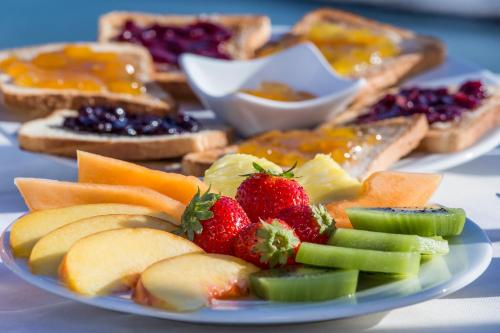un plato de frutas y hortalizas en una mesa en Hotel Del Golfo, en Procchio