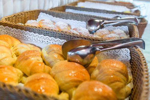 un montón de cestas llenas de diferentes tipos de pasteles en Hotel Del Golfo, en Procchio