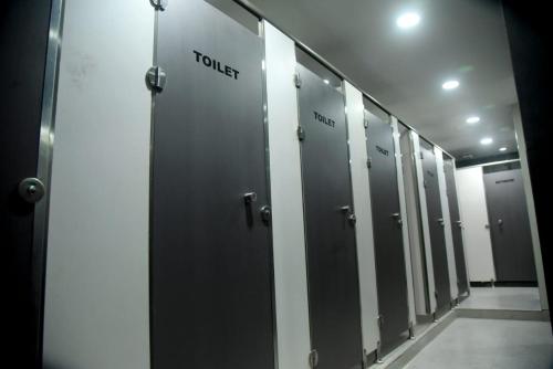eine Reihe von Schließfächern in einem WC mit dem Wort WC in der Unterkunft CHARYANA HOTEL AC DORMITORY in Ahmedabad