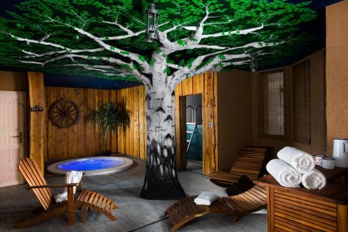 um quarto com uma árvore pintada no tecto em BURINA plant-based residence em Liptovský Mikuláš