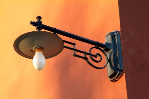 a light on the side of a building at Casavilla Rentals by Torre a Cona in Rignano sullʼArno