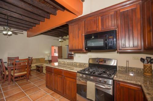 Kuchyň nebo kuchyňský kout v ubytování Caribbean Breeze 6B Condo