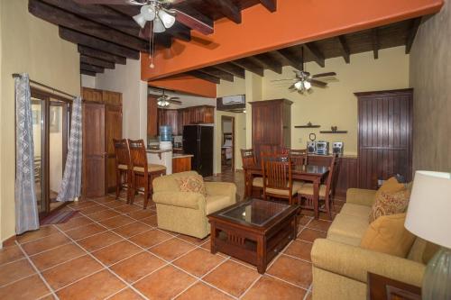 Posezení v ubytování Caribbean Breeze 6B Condo