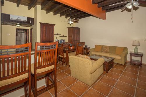 Posezení v ubytování Caribbean Breeze 6B Condo
