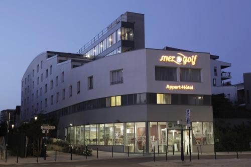 Bangunan di mana terletaknya aparthotel ini