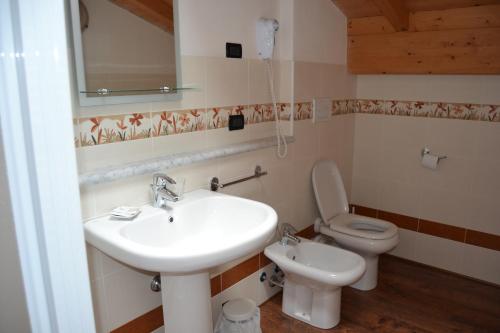 La salle de bains est pourvue d'un lavabo et de toilettes. dans l'établissement Agriturismo Corte Maccini, à Vérone