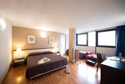 パレルモにあるIbis Styles Palermo Cristalのベッドルーム1室(ベッド1台付)、リビングルームが備わります。