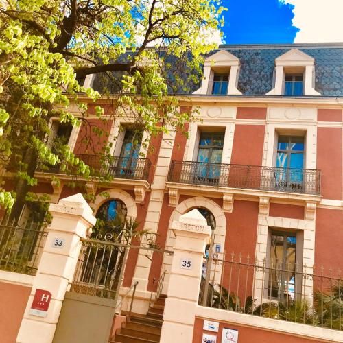 Το κτήριο όπου στεγάζεται  το ξενοδοχείο