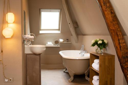 un bagno con vasca e lavandino di Le Mans Country Club a Yvré-lʼÉvêque