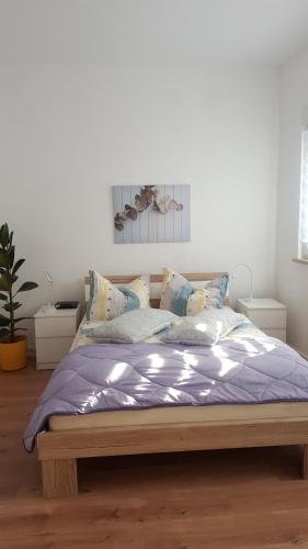 a bedroom with a bed with blue sheets and pillows at Himmelblau in Ilmenau